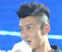 奶爸”陈冠希现身潮范儿足 笑成表情包挠头萌cry