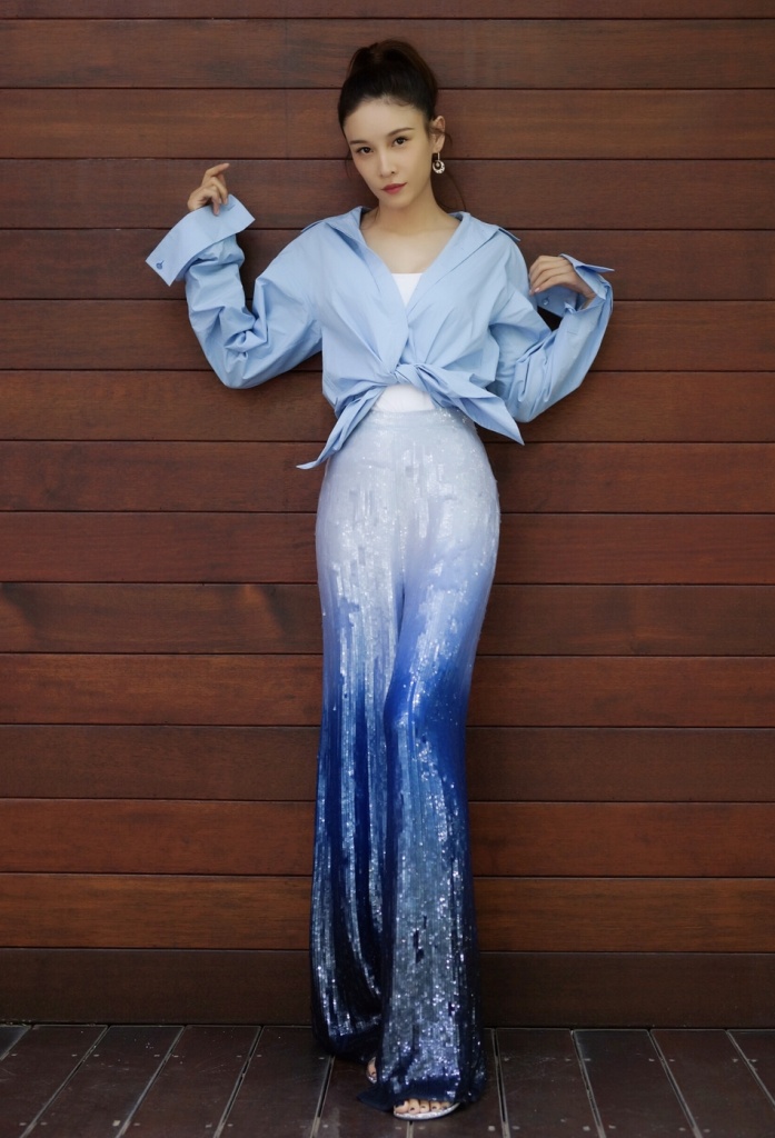 张蓝心蓝色衬衫搭配亮片长裤 清新亮丽简约大方